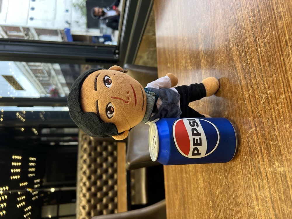 カフェのテーブルでPepsiの缶と並ぶじぶんぐるみ